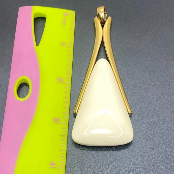 Signed Crown Trifari Resin Cream Triangle Gold Tone Pendant Modernist Vintage - Picture 4 of 8
